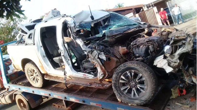 DJ morre após caminhonete com 7 pessoas bater em caminhão ...